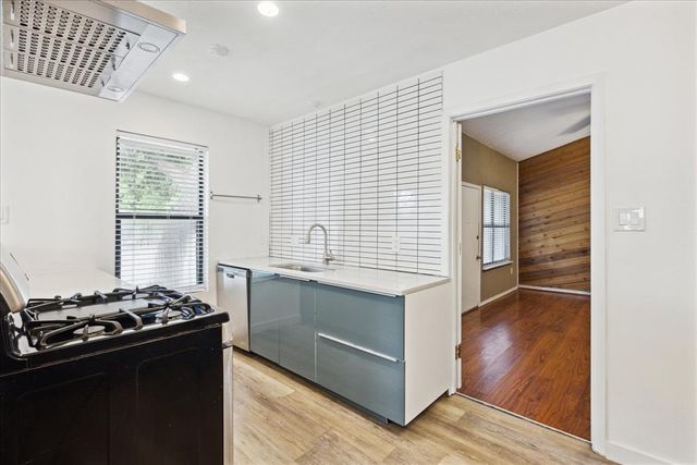 300 Tilbury LN, Austin, TX 78745