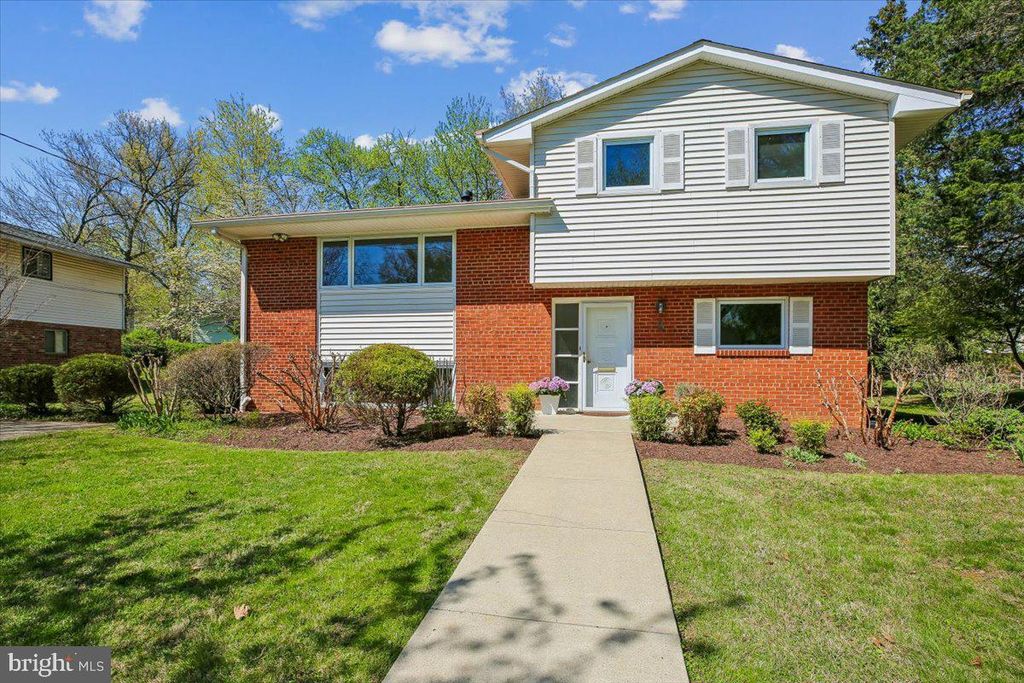 Image 1 of property listing at 2 LORRE CT, Rockville, MD 20852