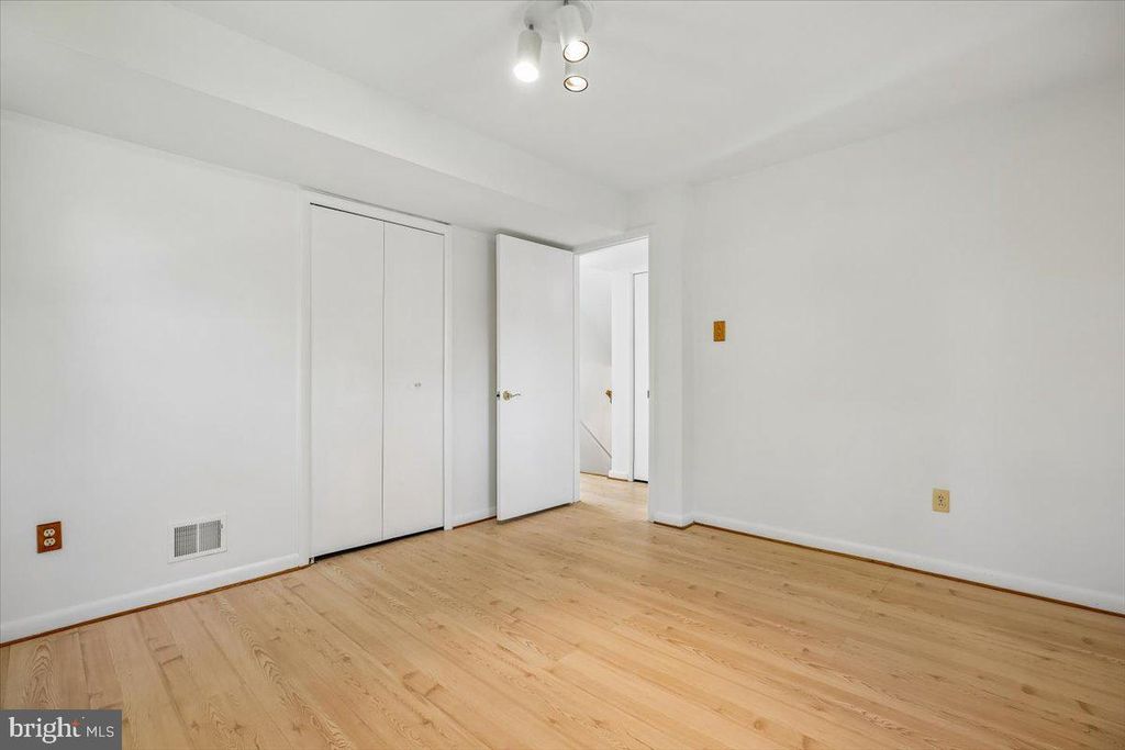 Image 10 of property listing at 2 LORRE CT, Rockville, MD 20852