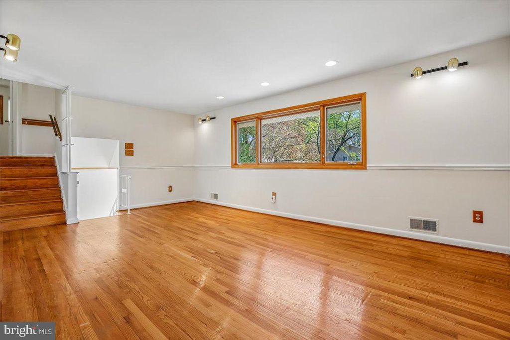 Image 12 of property listing at 2 LORRE CT, Rockville, MD 20852