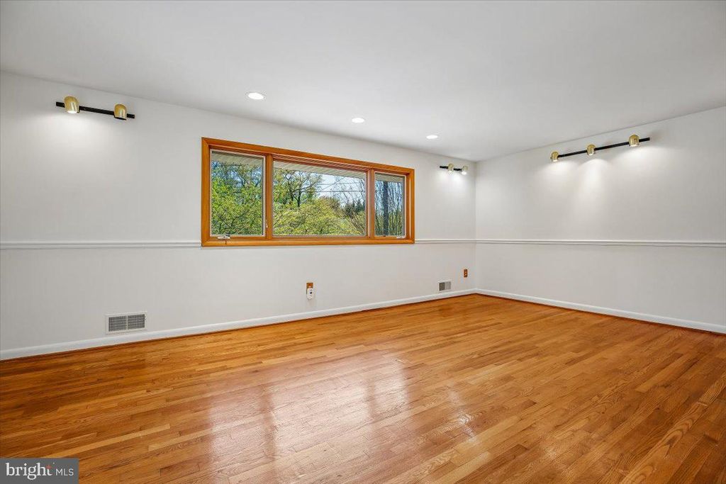 Image 13 of property listing at 2 LORRE CT, Rockville, MD 20852