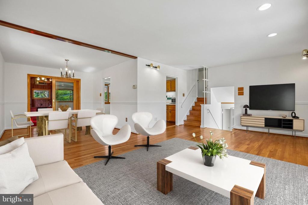 Image 14 of property listing at 2 LORRE CT, Rockville, MD 20852