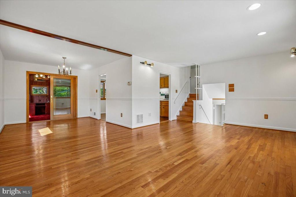 Image 15 of property listing at 2 LORRE CT, Rockville, MD 20852