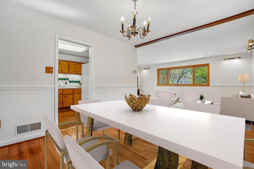 Image 16 of property listing at 2 LORRE CT, Rockville, MD 20852