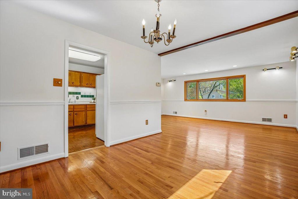 Image 17 of property listing at 2 LORRE CT, Rockville, MD 20852