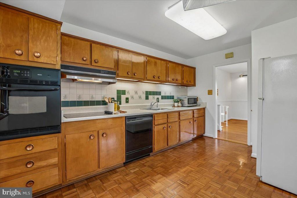 Image 18 of property listing at 2 LORRE CT, Rockville, MD 20852