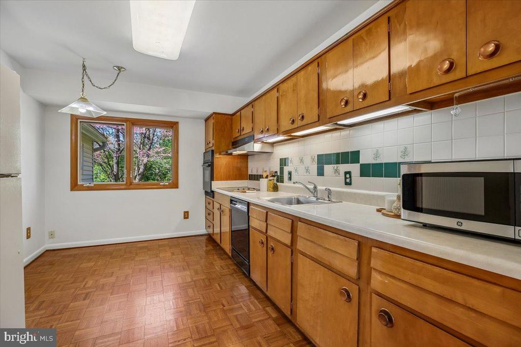 Image 19 of property listing at 2 LORRE CT, Rockville, MD 20852