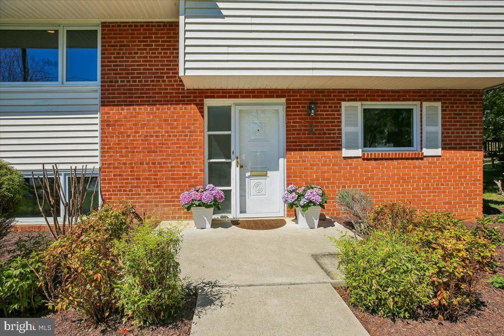 Image 2 of property listing at 2 LORRE CT, Rockville, MD 20852