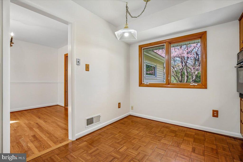 Image 20 of property listing at 2 LORRE CT, Rockville, MD 20852