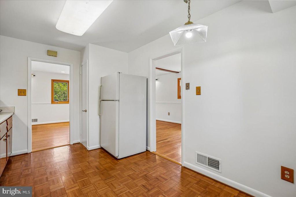 Image 21 of property listing at 2 LORRE CT, Rockville, MD 20852