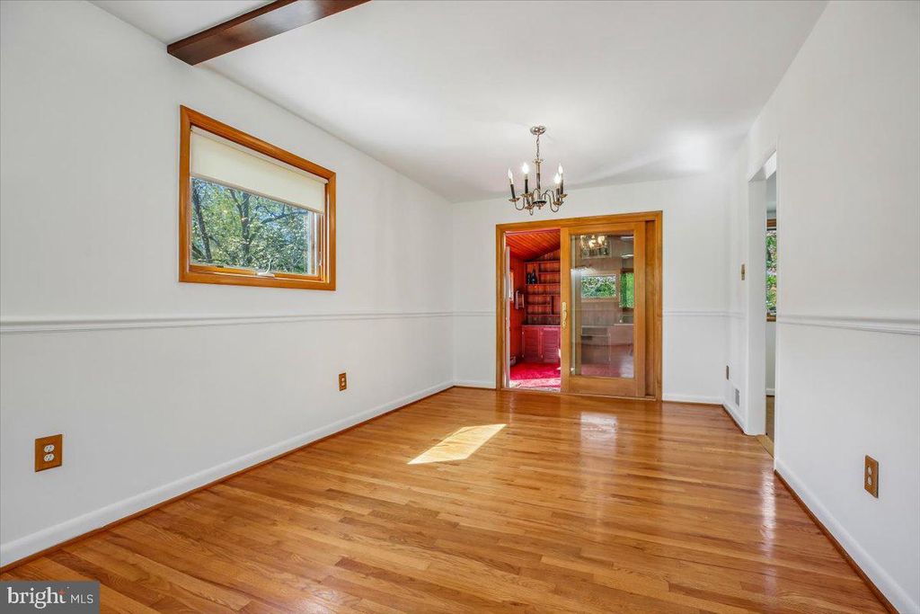 Image 22 of property listing at 2 LORRE CT, Rockville, MD 20852