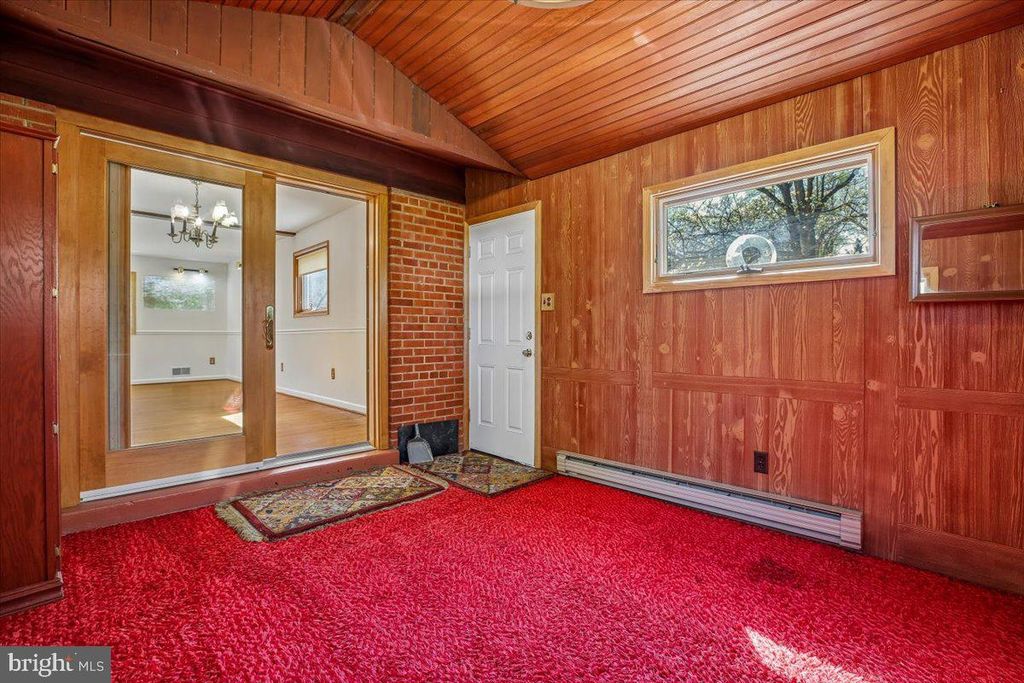 Image 23 of property listing at 2 LORRE CT, Rockville, MD 20852