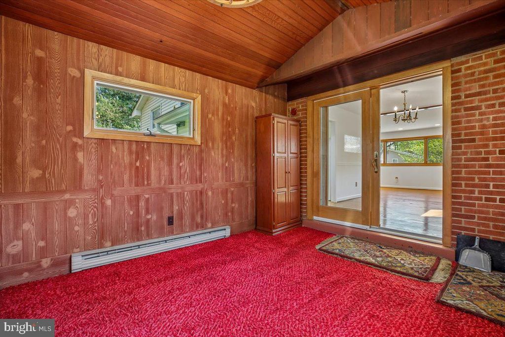 Image 25 of property listing at 2 LORRE CT, Rockville, MD 20852