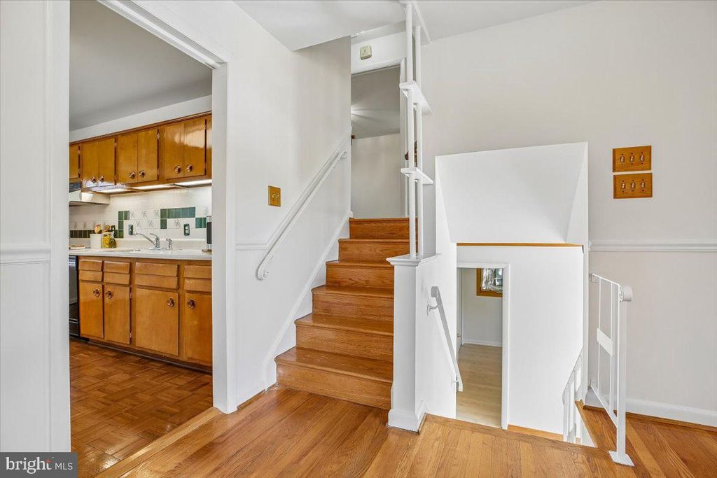 Image 27 of property listing at 2 LORRE CT, Rockville, MD 20852