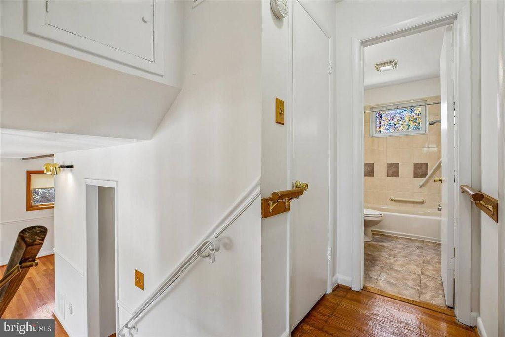 Image 28 of property listing at 2 LORRE CT, Rockville, MD 20852