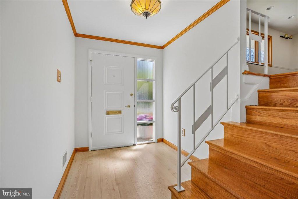 Image 3 of property listing at 2 LORRE CT, Rockville, MD 20852