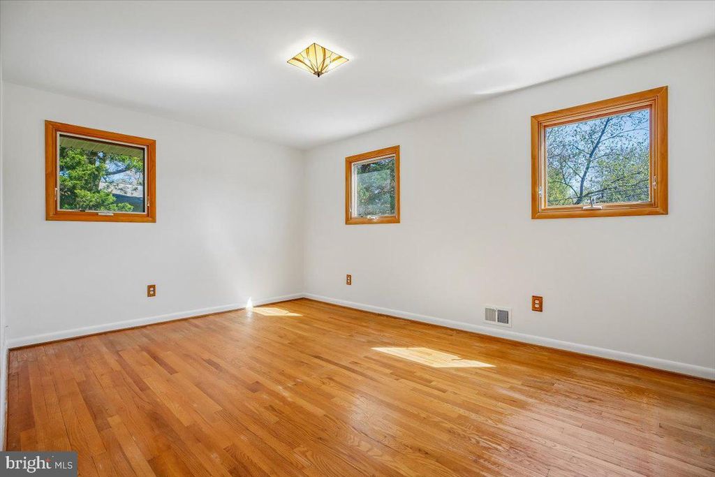 Image 30 of property listing at 2 LORRE CT, Rockville, MD 20852