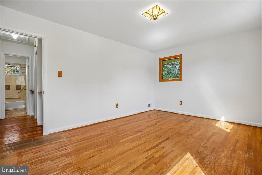 Image 31 of property listing at 2 LORRE CT, Rockville, MD 20852