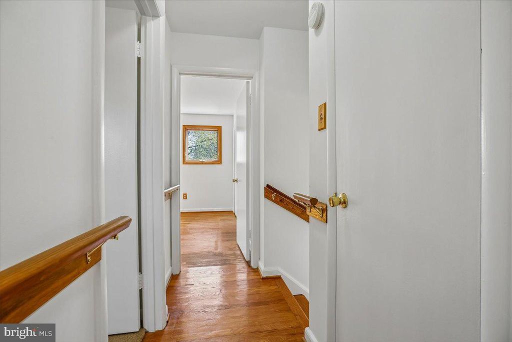 Image 32 of property listing at 2 LORRE CT, Rockville, MD 20852