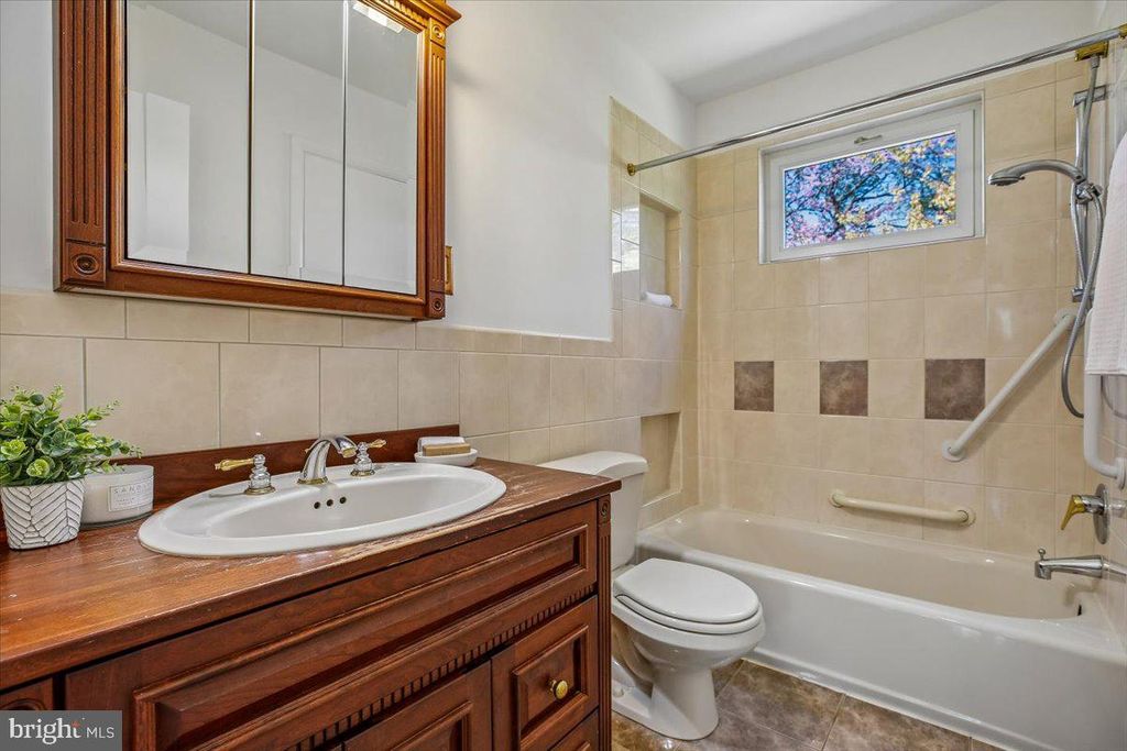 Image 33 of property listing at 2 LORRE CT, Rockville, MD 20852