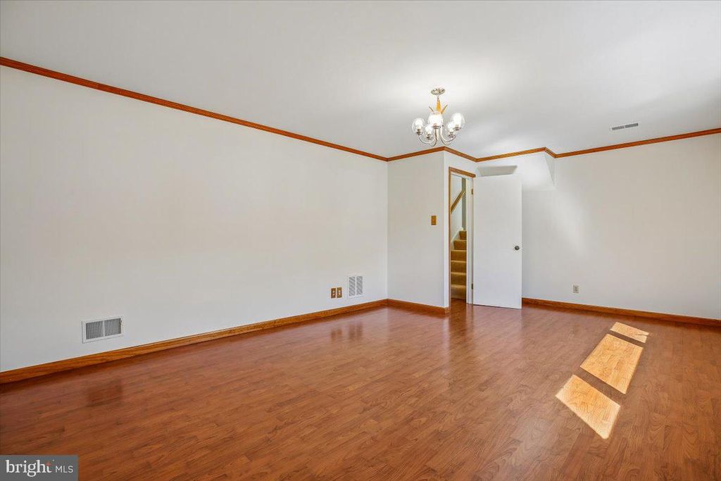 Image 35 of property listing at 2 LORRE CT, Rockville, MD 20852