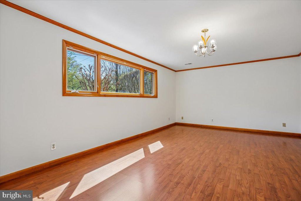 Image 36 of property listing at 2 LORRE CT, Rockville, MD 20852