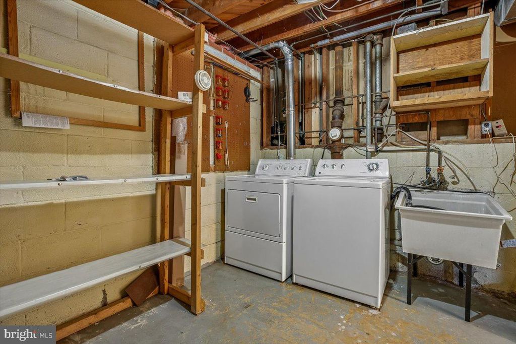 Image 37 of property listing at 2 LORRE CT, Rockville, MD 20852