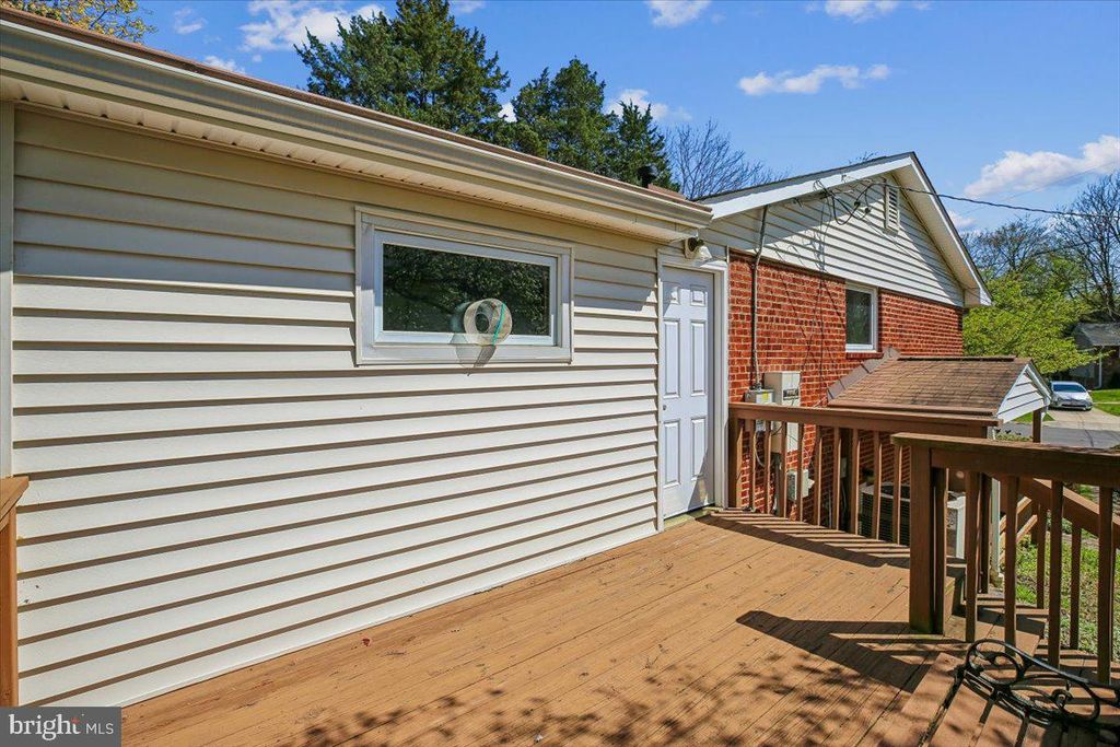 Image 39 of property listing at 2 LORRE CT, Rockville, MD 20852