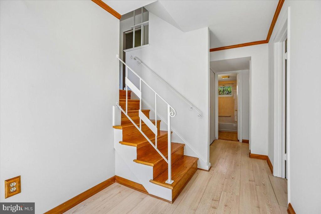 Image 4 of property listing at 2 LORRE CT, Rockville, MD 20852