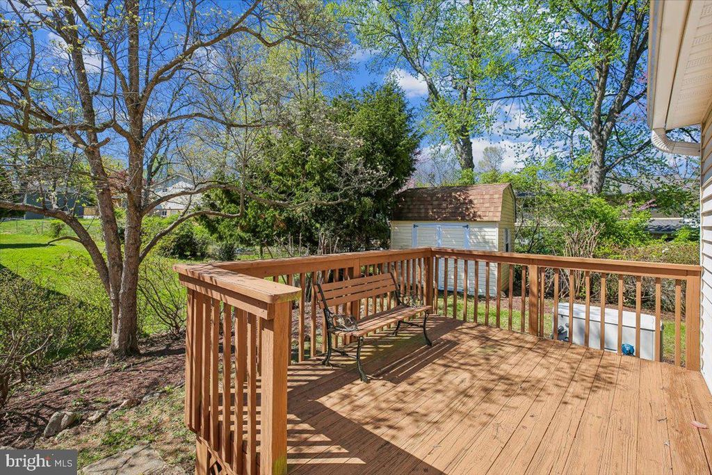 Image 40 of property listing at 2 LORRE CT, Rockville, MD 20852