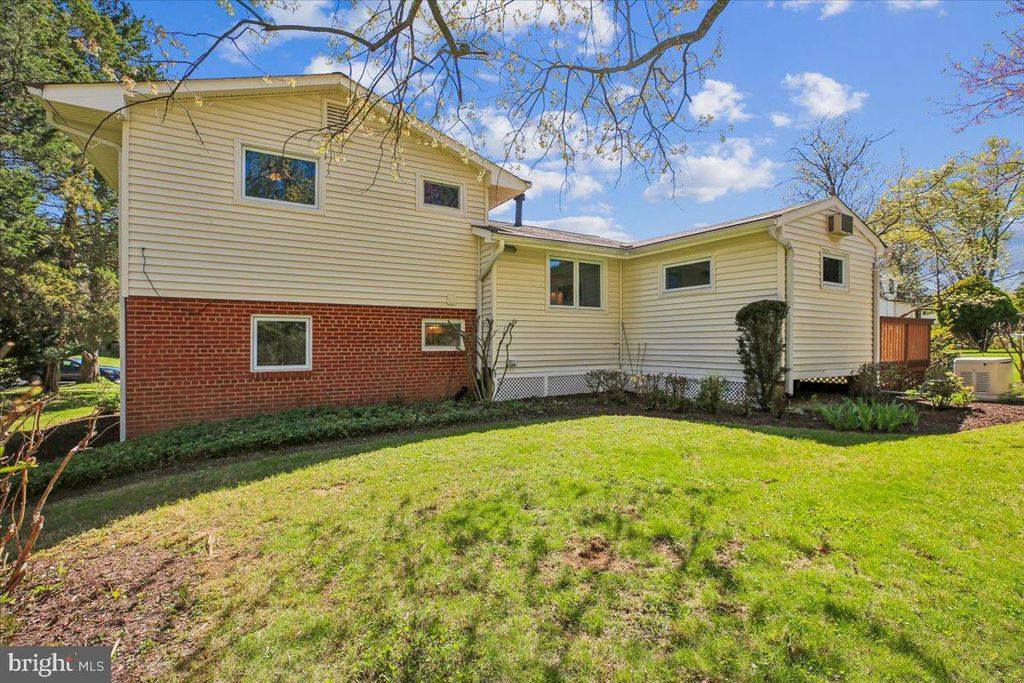 Image 44 of property listing at 2 LORRE CT, Rockville, MD 20852