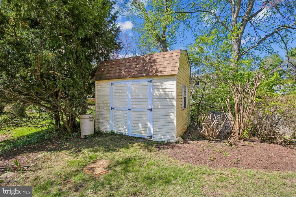 Image 47 of property listing at 2 LORRE CT, Rockville, MD 20852