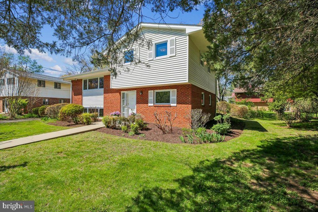 Image 48 of property listing at 2 LORRE CT, Rockville, MD 20852