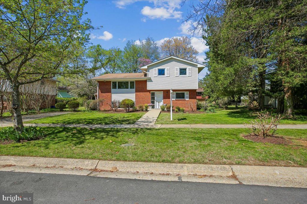 Image 49 of property listing at 2 LORRE CT, Rockville, MD 20852