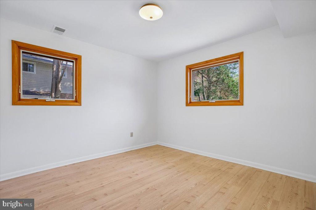 Image 5 of property listing at 2 LORRE CT, Rockville, MD 20852