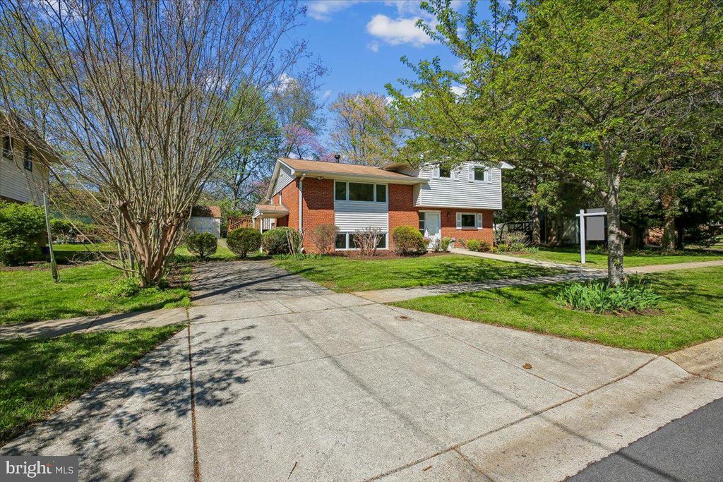 Image 50 of property listing at 2 LORRE CT, Rockville, MD 20852