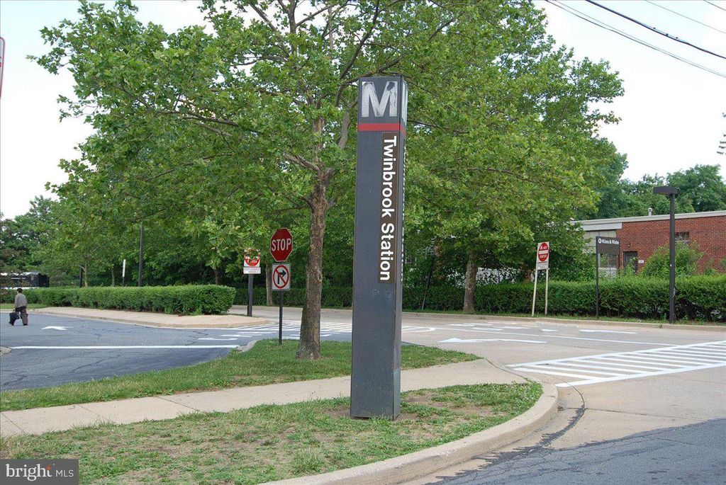 Image 52 of property listing at 2 LORRE CT, Rockville, MD 20852