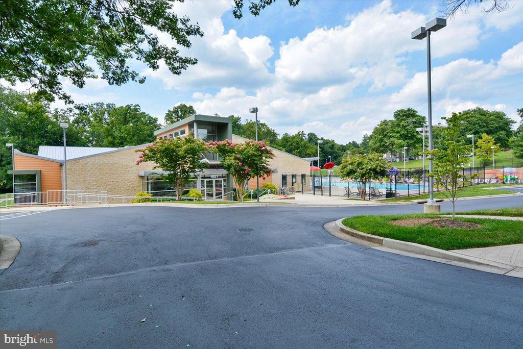 Image 53 of property listing at 2 LORRE CT, Rockville, MD 20852