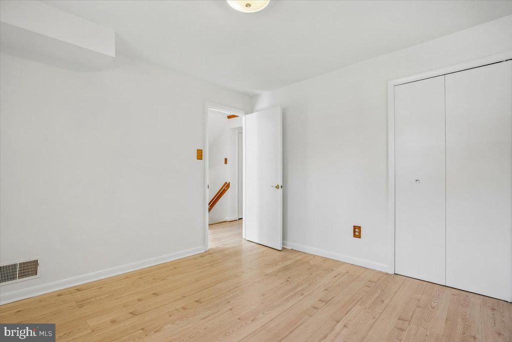 Image 6 of property listing at 2 LORRE CT, Rockville, MD 20852