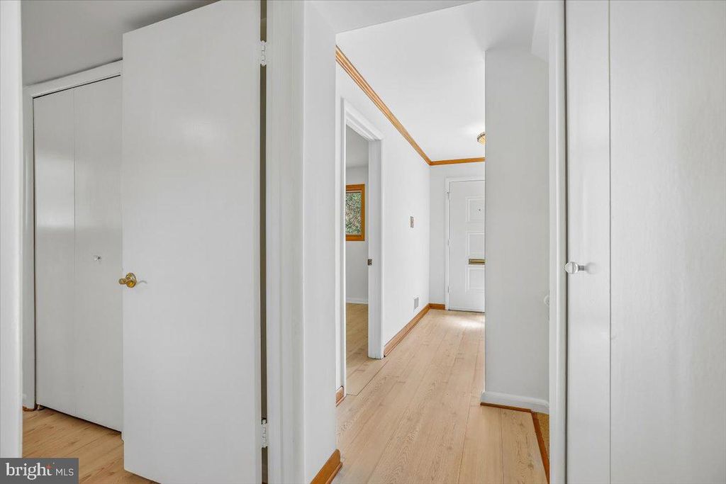 Image 7 of property listing at 2 LORRE CT, Rockville, MD 20852