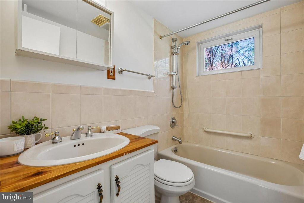 Image 8 of property listing at 2 LORRE CT, Rockville, MD 20852