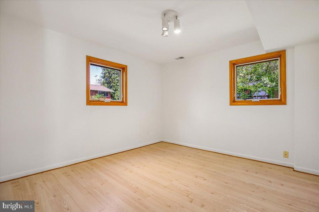 Image 9 of property listing at 2 LORRE CT, Rockville, MD 20852