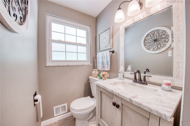 226 Coleen Dr, Pleasant Hills, PA 15236