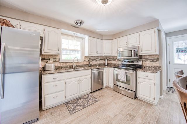 226 Coleen Dr, Pleasant Hills, PA 15236