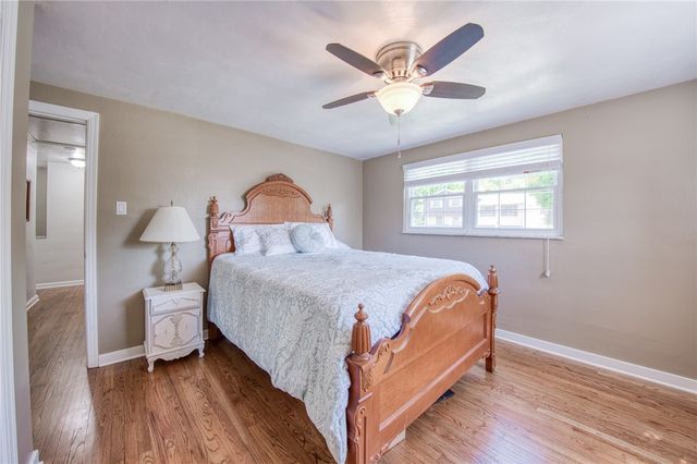 226 Coleen Dr, Pleasant Hills, PA 15236