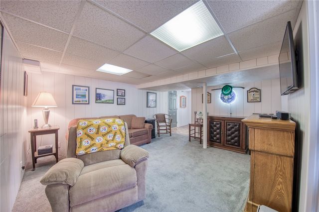 226 Coleen Dr, Pleasant Hills, PA 15236