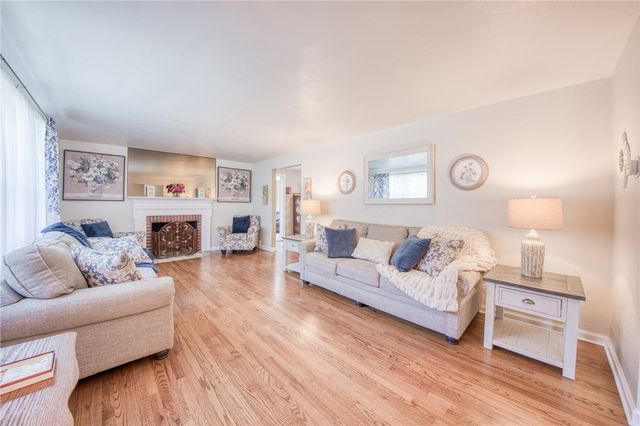 226 Coleen Dr, Pleasant Hills, PA 15236