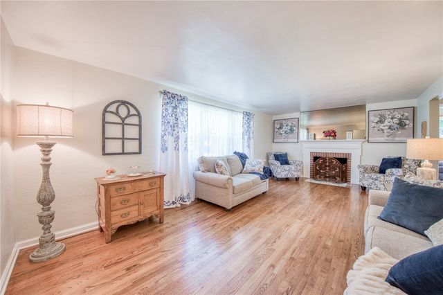 226 Coleen Dr, Pleasant Hills, PA 15236