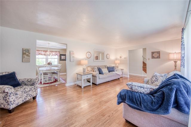 226 Coleen Dr, Pleasant Hills, PA 15236