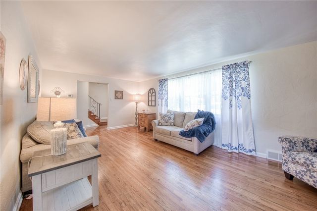 226 Coleen Dr, Pleasant Hills, PA 15236